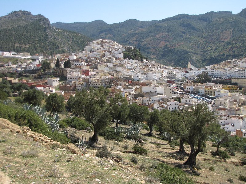 130312_moulay idriss.jpg - Moulay Idriss is een bedevaartsoord voor de moslims. In de stad is het mausoleum van Idriss I te vinden. De man die de Islam bracht naar Marokko. Delen van de stad mogen ook nu nog enkel bezocht worden door moslims.